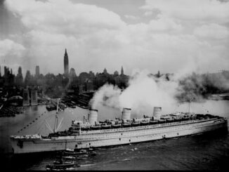 A black and white image of a giant ocean liner steaming into New York City.